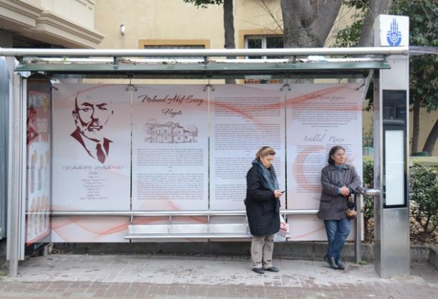 <p>​<strong>MEHMET AKİF ERSOY</strong></p>

<p>Topluma mal olmuş kişilerin anısına tasarlanan "Vefa Durakları Projesi" kapsamında hazırlanan özel görseller Proje kapsamında ilk olarak İstiklal Marşı'nın şairi Mehmet Akif Ersoy için özel durak tasarlanmıştı. Barış Manço, Prof. Dr. Necmettin Erbakan, Muhsin Yazıcıoğlu, Kayahan, Turgut Özal ve Zeki Alasya gibi isimler anısına özel duraklar yapıldı.</p>

