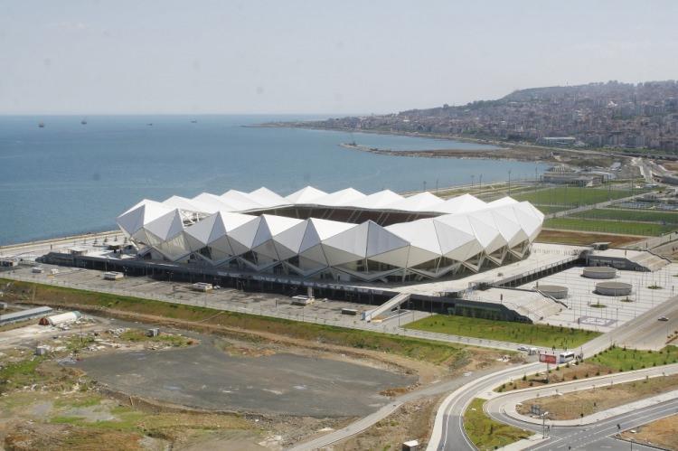 <p>Trabzonspor’un yeni stadının çatısındaki membranların bir kısmı, bu sabaha karşı etkili olan şiddetli rüzgardan uçarken stadyumun çevresindeki bazı duvarlar da yıkıldı.</p>
