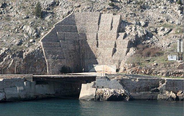 <p>Balaklava, Sovyetler Birliği’nin en gizli yerleşim alanlarından biriydi. Balaklava, nüfusunun neredeyse tamamı o dönemde bu üste çalışmış.</p>
<p> </p>