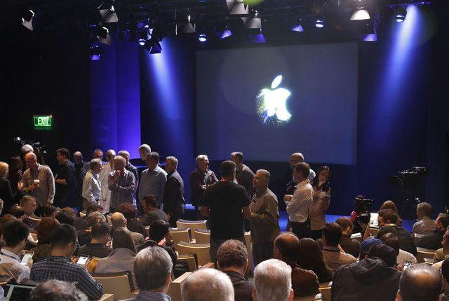 <p>Apple'ın Hello Again etkinliğinde salon diğer Apple etkinliklerinde olduğu gibi yine tıklım tıklım doluydu.</p>
