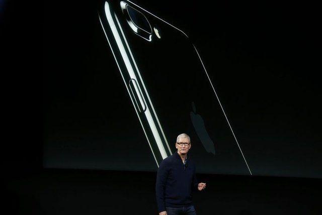 <p>Apple CEO'su Tim Cook, sahnede Apple'ın Apple TV ve Macbook Pro'nun yeni ürünlerini tanıttı.</p>
