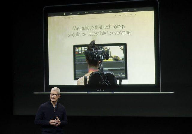 <p>Apple'ın TV uygulaması Netflix benzeri olarak geliyor.  Tim Cook, Apple TV'deki yeni TV uygulamasını ücretsiz olarak kullanıma sunacaklarını açıkladı. Apple TV artık "TV" uygulamasıyla iPhone ve iPad üzerinden izlenebilecek. TV uygulamasıyla Siri uyumlu çalışıyor.</p>
