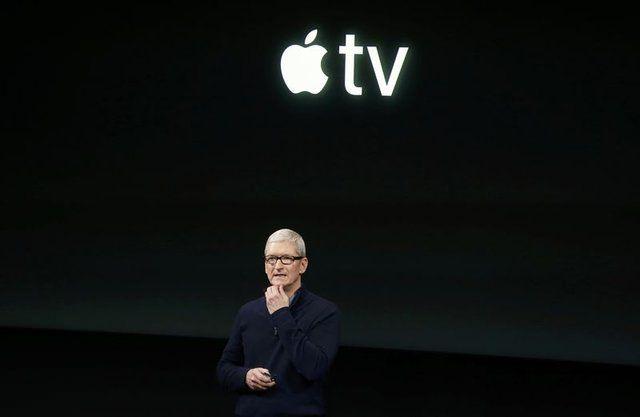 <p>Siri aracılığıyla Apple TV'yi kolayca kontrol edebiliyorsunuz. Örneğin "Canlı futbol maçları istiyorum" dediğinizde o anda yayınlanan canlı maçları size öneriyor. Ve etkinliğinde Apple TV bilgilendirmesi sona erdi. Apple TV özellikleri şimdilik sadece Amerikada.</p>
