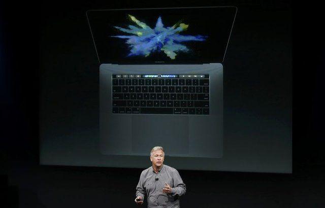 <p>Ve ardından yeni MacBook Pro tanıtıldı. Yeni MacBook Pro çok daha ince.</p>
