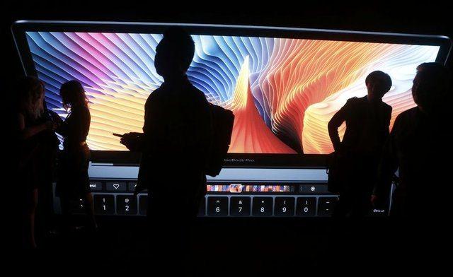 <p>Macbook Pro üzerinde bir retine ekran bulunuyor. Touchbar ismi verilen klavyenin üst bölümündeki alana en sık kullandığınız tuşları oraya taşıyabliyorsunuz.</p>
