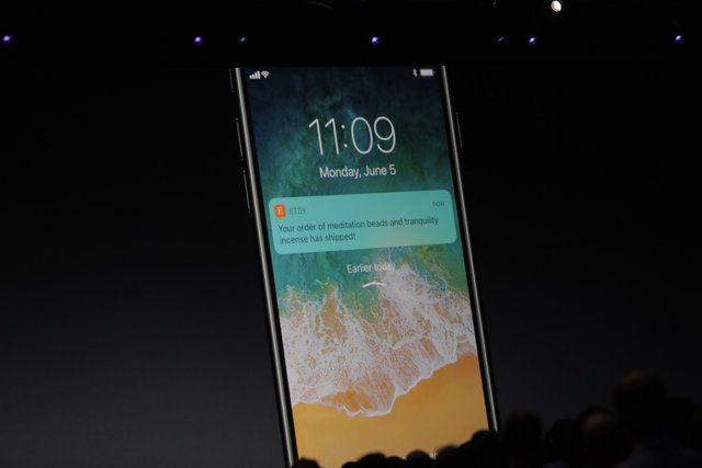<p>Sonbaharda yeni iPhone ile birlikte piyasaya sürülmesi beklenen iOS 11 işletim sistemi sayesinde kullanıcıların birbirlerine mesaj atar gibi para transferi gerçekleştirebileceği bildirildi.</p>
