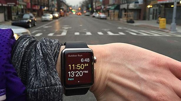 <p>Apple Watch Sport modelinde ise gümüş ve uzay grisi renklerini sunuluyor. Apple Watch Edition'da ise iki farklı 18 ayar altın kasa seçeneği bulunuyor.</p>
