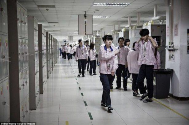 <p>Teknoloji devi Apple'ın Çin'de 50 bin kişinin çalıştığı iPhone fabrikası ilk kez batılı gazeteciler tarafından görüntülendi.</p>
