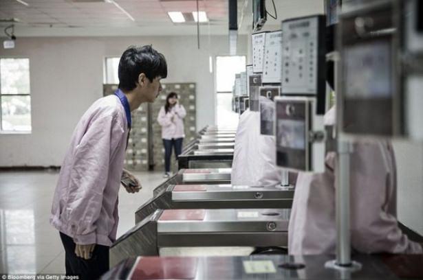 <p>Çin'de Apple'ın sır gibi sakladığı dev iPhone fabrikasının fotoğrafları ilk kez ortaya çıktı.</p>
