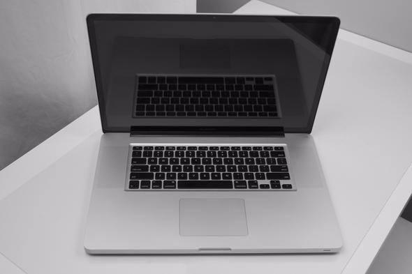 <p>MacBook Pro (17 inç, 2010 Ortası)</p>
<p> </p>