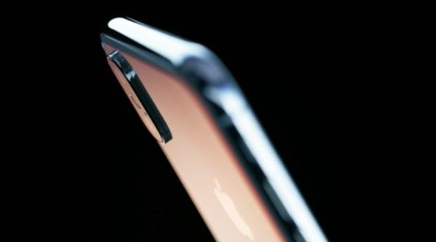 <p>iPhone 7 Plus modelinde yatay olarak konumlandırılan bu çift kamera yeni model de ise dikey olarak konumlandırılmış. </p>

<p> </p>
