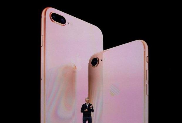 <p>Lansmanın bir diğer dikkat çeken modeli iPhone 8 ve iPhone 8 Plus oldu. </p>

<p> </p>
