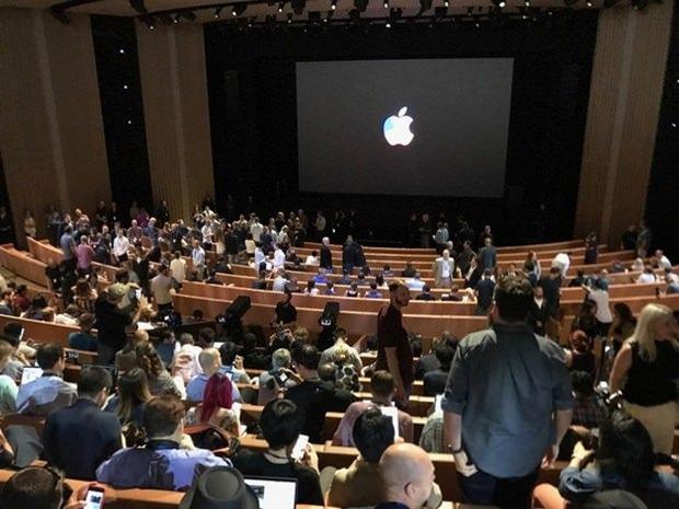 <p>Tanıtım öncesi Apple Watch'un geçtiğimiz yıl yüzde 50 büyüdüğüne dikkat çekilirken, böylece Rolex'i geride bırakarak ilk sıraya yerleştiğine belirtildi. </p>

<p> </p>
