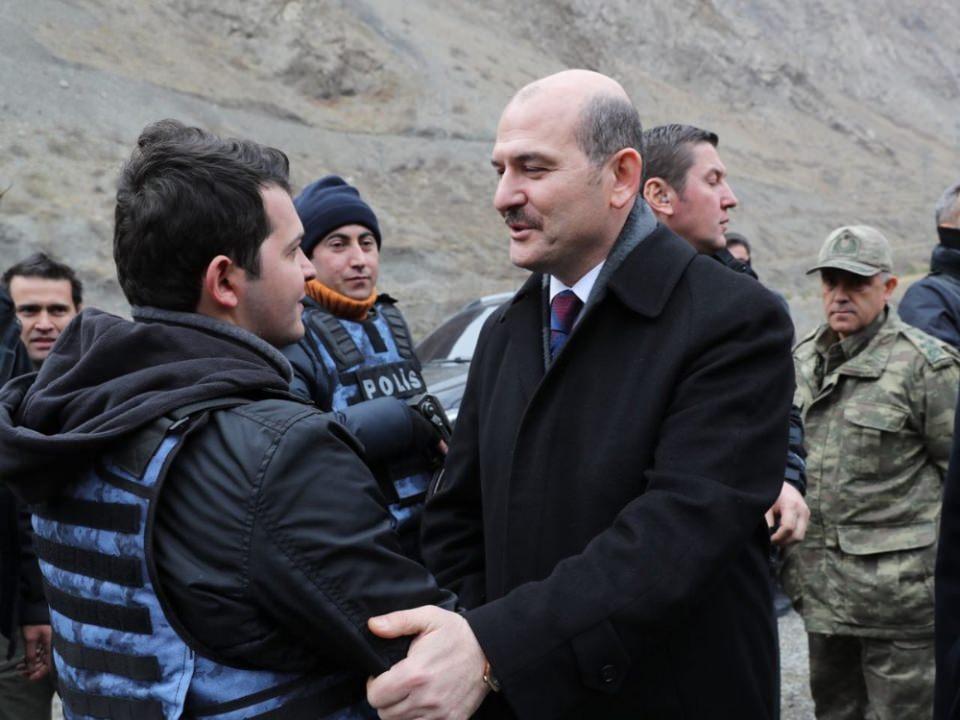 <p>Bakan Soylu ve beraberindekiler, daha sonra Hakkari-Yüksekova karayolu üzerindeki Yeniköprü Askeri Kontrol Noktası ve Depin Polis Kontrol Noktası’nı ziyaret ettiler. </p>