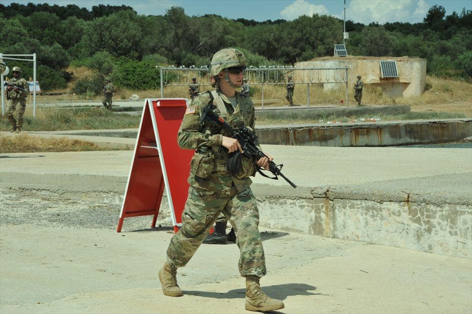 <p> Bu sırada dost topçu birlikleri tarafından sisleme yapılarak karşıt kuvvetlerinin hedef tespiti ve gözetleme çalışmaları engellendi.</p>
