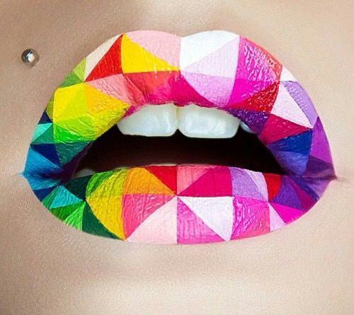 <p>Defile ve parti makyajında tercih edilen dudak makyajı son zamanlarda sosyal medyayı sallamaya başladı.</p>
