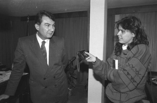 <p> 1990 yılında SHP Sekreteri Deniz Baykal ile röportaj yapan AA muhabiri Halide Tayyar... </p>
