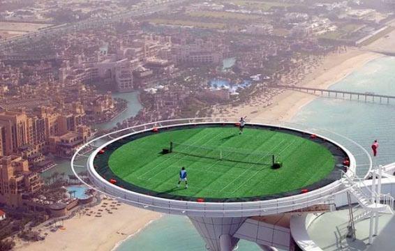<p>Dubai'deki meşhur Burc El-Arap'ın tepesindeki bir tenis sahası.</p>
<p> </p>