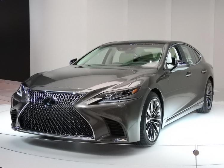 <p>Lexux LC</p>

<p>Lüks Japon, boyutlarıyla BMW 7 Serisi için dişli bir rakip olabilir.</p>
