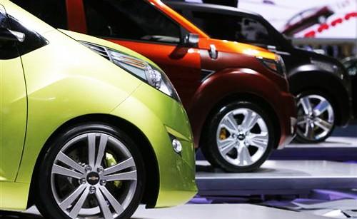 <p><span>Otomotiv Distribütörleri Derneği verilerine göre; Türkiye'de 2013 yılının ocak-haziran döneminde satılan otomobillerdeki ithal oranı yüzde 78 ile son 10 yılın en yüksek seviyesinde gerçekleşti. En çok satılan ithal araç Volkswagen, en çok satılan yerli ise Fiat oldu. İşte rakamlar...</span></p>