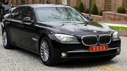 Devletin zirvesinde güvenlik her şeyin önünde gelir. Özellikle de sık sık otomobille yolculuk yapıyorsanız, içinde bulunduğunuz aracın sizi çok sıkı bir şekilde koruması gerekir. Başbakan Erdoğan da günün standartlarını belirleyen yeni makam aracıyla artık daha güvende. BMW’nin amiral gemisi 7 Serisi’nin zırhlı versiyonu olan araç 760Li High Security adını taşıyor.