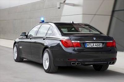 Sadece ateşli silahlara değil, aynı zamanda biyolojik silahlara, gaz bombalarına ve yangınlara karşı da dayanıklılık sunan BMW 760Li High Security, dışarıdaki havanın araç içindekiler için tehlikeli olması halinde hava akışını otomatik olarak keserken, deposundaki oksijeni kabine veriyor.