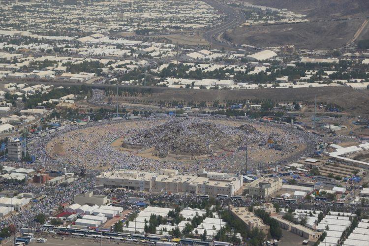 <p>Öğleye doğru olması nedeniyle sıcakların had safhada olduğu Arafat'ta, hacı adaylarının Rahmet Tepesi'nde yoğunluk oluşturmadığı, namaz vaktinin yaklaşması nedeni ile Nemire Camisi çevresine toplanmaya çalıştığı görüldü.</p>
