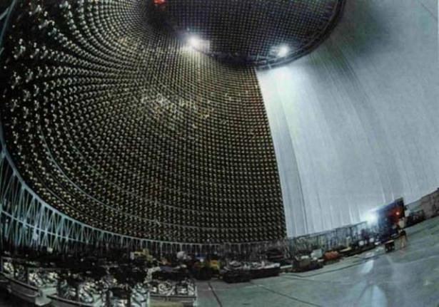 <p>Güneş ve atmosfer etkilerinden uzak, 41,4 metre yüksekliğinde, 39,3 metre genişliğinde olan bu silindirik süper yapı 50 bin ton ultra-saf su ile dolu.</p>