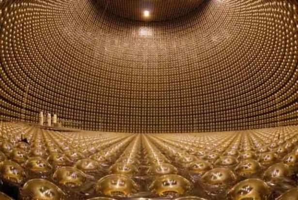<p>Fotoğraflarlar su dolu zemininde botlarla dedektörleri kontrol eden görevliler görülüyor.</p>