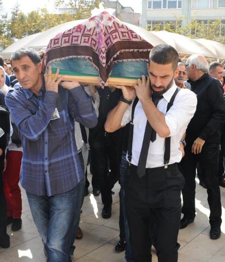 <p>Gen&ccedil; oyuncunun beş yıldır kanser tedavisi g&ouml;ren 46 yaşındaki teyzesi G&uuml;lay Dereci, yaşam m&uuml;cadelesini kaybetti.</p>