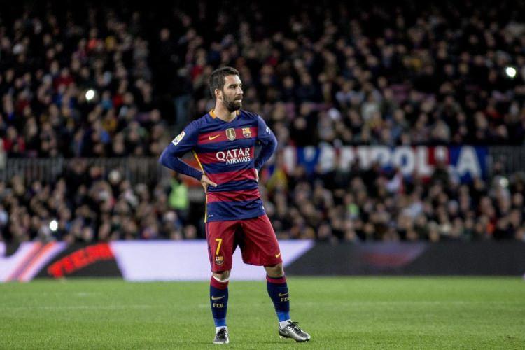 <p>Marca gazetesi de Arda Turan, Rafinha Alcantara ve Paco Alcacer arasında Messi'nin yerini alacak favori ismin Arda olarak görüldüğünü, Türk futbolcunun ligin 3. haftasında oynanan Alaves maçında bu görevi zaten üstlendiğini yazdı.</p>