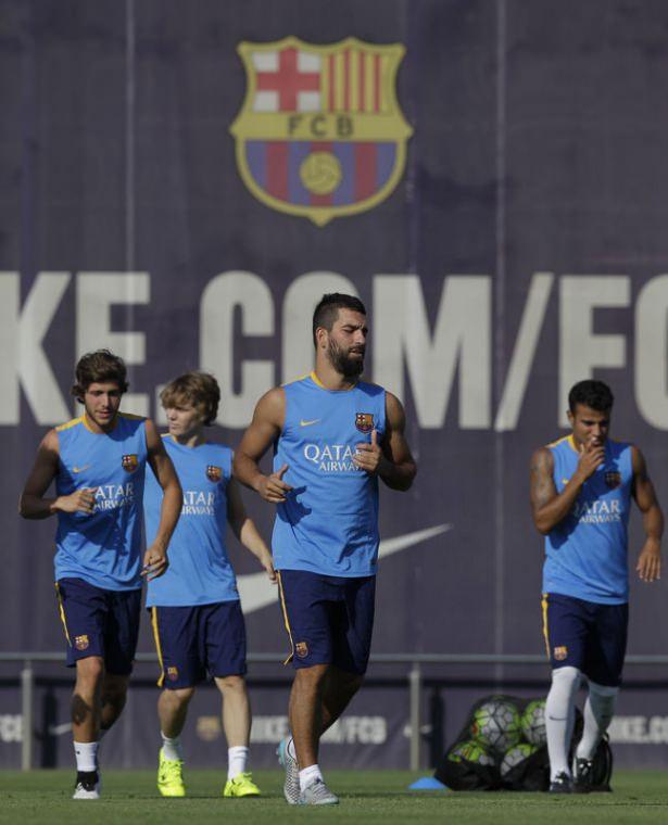 <p>Barcelona'nın 5 yıllığına renklerine bağladığı milli futbolcu Arda Turan, yeni takımıyla ilk antrenmanına çıktı.</p>
