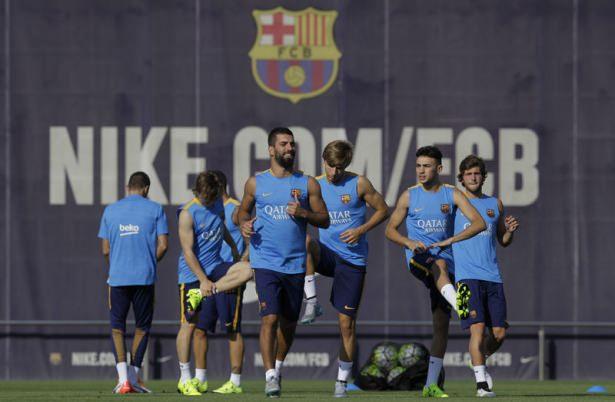 <p>Barcelona'nın 5 yıllığına renklerine bağladığı milli futbolcu Arda Turan, yeni takımıyla ilk antrenmanına çıktı.</p>