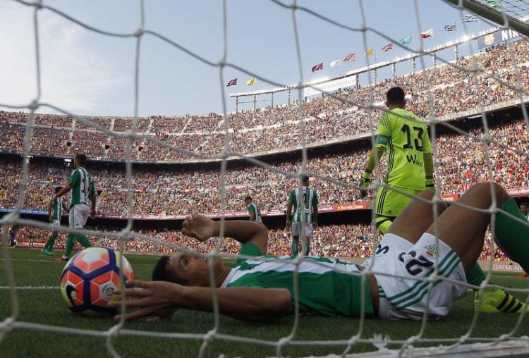 <p>Bu arada Arda Turan, Barcelona'nın 2016-17 sezonunda La Liga'daki ilk golünü atan futbolcu olarak tarihe geçti.</p>