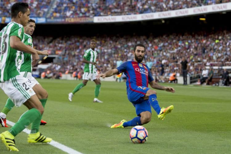 <p>Katalan ekibi, 6. dakikada Arda Turan'la 1-0 öne geçti. Real Betis, 21'de Ruben Castro ile skoru 1-1 yaptı. Bu dakikadan sonra kontrolü ele alan Barcelona, Messi (Dk.37, 58) ve Suarez (Dk.42, 56, 82) ile 5 gol daha buldu. Real Betis'te Ruben Castro, 84'te bir kez daha sahneye çıktı ve skoru ilan eden golü attı: 6-2.</p>
