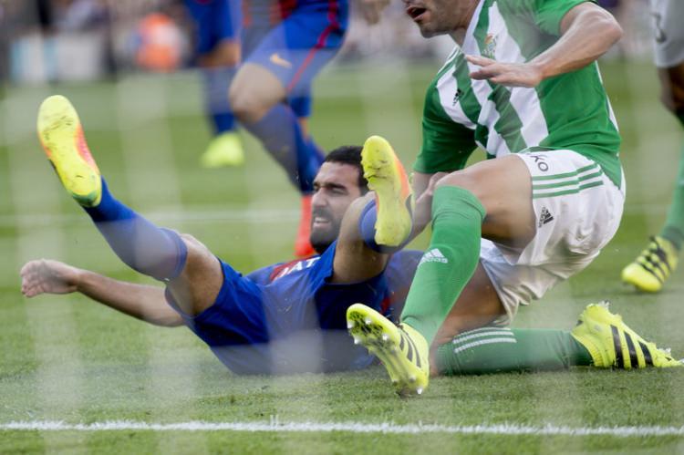 <p>Sakat olan Iniesta, Mathieu ve Brezilya Milli Takımı'nda olan Neymar'dan yoksun mücadele eden Barcelona'da, Lionel Messi sahanın en etkili ismi olurken, 3 gol atan Luis Suarez ve Arda Turan da günün en iyileri arasında yer aldı.</p>