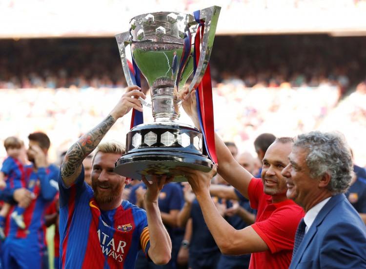 <p>Öte yandan Barcelona, geçtiğimiz sezon kazandığı lig şampiyonluğu kupasını Real Betis maçı öncesinde aldı.</p>
