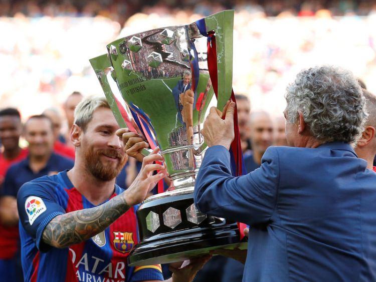 <p>Nou Camp Stadı'nda düzenlenen törende İspanya Futbol Federasyonu Başkanı Angel Maria Villar, şampiyonluk kupasını Barcelona takımının kaptanları Andres Iniesta ve Lionel Messi'ye verdi.</p>
