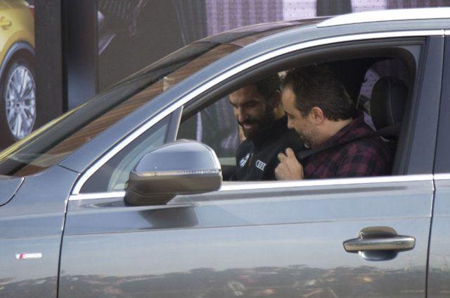<p>Ayağındaki sakatlıktan dolayı arabasını kullanmayan Arda kendisine verilen gri renkli Q7 modelinde yan koltukta oturdu.</p>