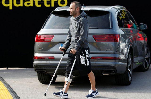 <p>Sakatlığı devam eden Iniesta törene koltuk değnekleriyle geldi. Yürümekte güçlük çeken İspanyol oyuncu yine de takım arkadaşlarını yalnız bırakmadı.</p>