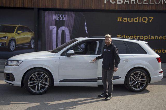 <p>Barcelonalı yıldız futbolculardan Lionel Messi beyaz Q7, Luis Suarez gri Q7, Neymar da mavi RS7 model araba seçti... İşte Arda'nın yeni arabası ve törenden kareler:</p>