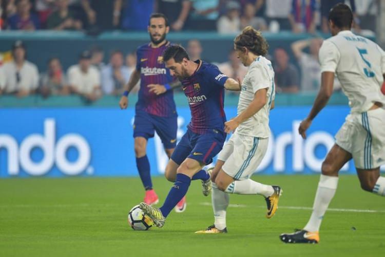 <p><strong>Avrupa'nın önemli futbol takımlarının mücadele ettiği hazırlık turnuvası 2017 Uluslararası Şampiyonlar Kupası'nda Barcelona, Real Madrid'i 3-2 mağlup etti.</strong></p>
