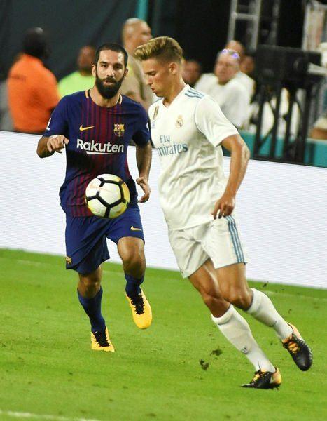 <p><strong>73. dakikada Neymar'ın yerine oyuna dahil olan Arda Turan'ın maç sonundaki zafer karesinde yer almaması kafalarda soru işareti bıraktı.</strong></p>
