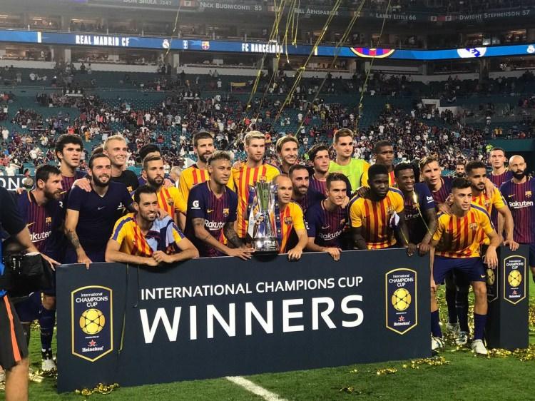 <p>Uluslararası Şampiyonlar Kupası'nda Real Madrid'i yenerek şampiyon olan Barcelona'da Arda Turan'ın zafer pozuna dahil olmaması kafaları karıştırdı.</p>
