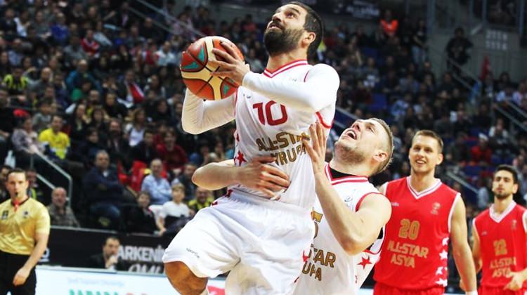 <p>Arda Turan büyük bir sürpriz yaparak All Star 2017 Basket Maçında sahaya çıkmasının ardından alkışlayan da vardı, tepki gösterende...</p>
