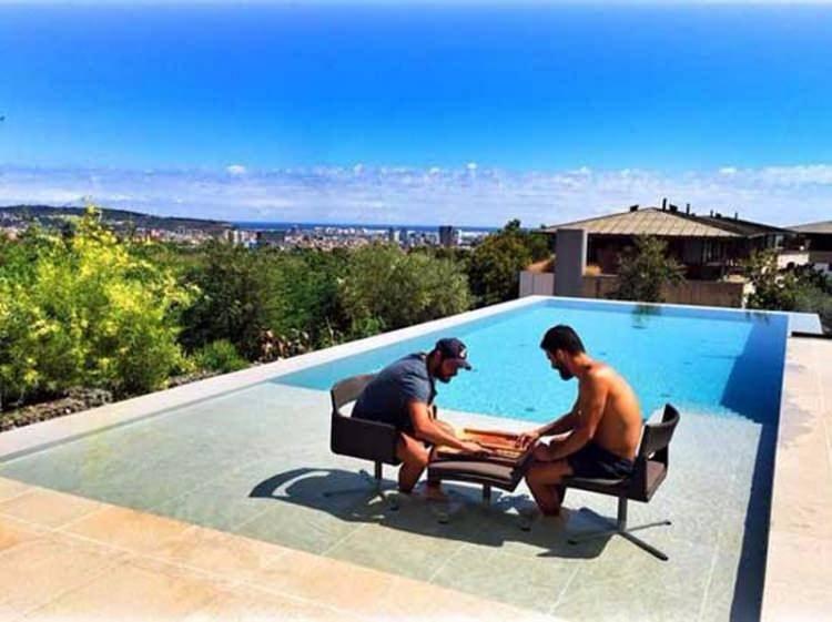 <p>Yıldız futbolcu, evinin havuzunda arkadaşıyla tavla oynarken çektirdiği fotoğrafı paylaşmıştı.</p>