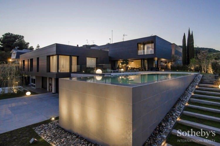 <p>Barcelona kentini kuşbaşı seyretme imkanı olan ve Esplugues de Llobregat semtinde bulunan evin 1.200 metrekarelik kullanışlı bir alana sahip olduğu ve bahçesi ile toplam 2.500 metrekareye kadar çıktığı açıklandı.</p>