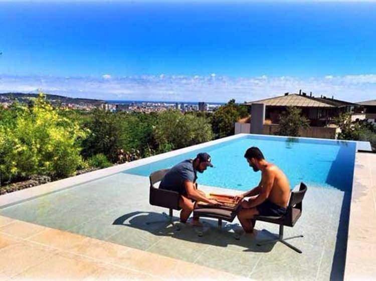 <p>Yıldız futbolcu, evinin havuzunda arkadaşıyla tavla oynarken çektirdiği fotoğrafı paylaşmıştı</p>