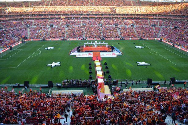 <p>Spor Toto Süper Lig'de 2014-2015 sezonu şampiyonluğunu kutladı.</p>