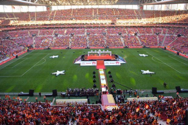 <p>Spor Toto Süper Lig'de 2014-2015 sezonu şampiyonluğunu kutladı.</p>